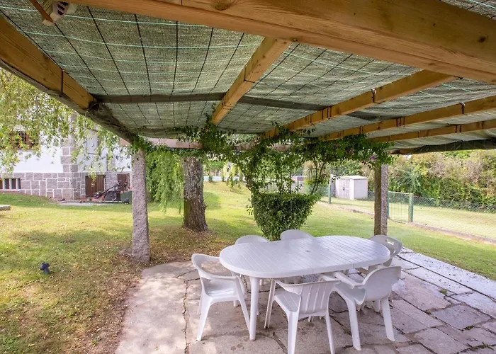 Hotel con piscina: Chalet paxariñas
